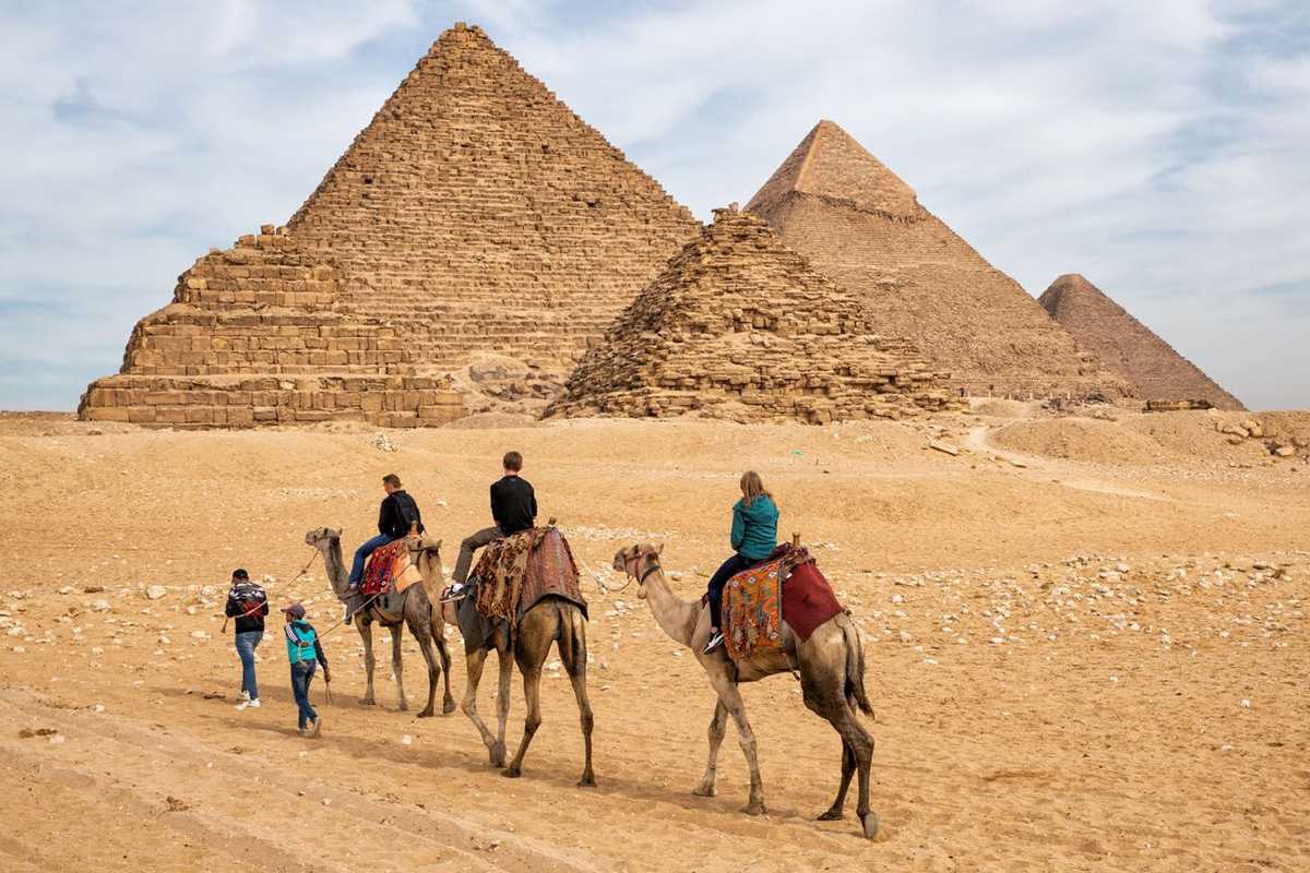 En camello por las pirámides de Giza