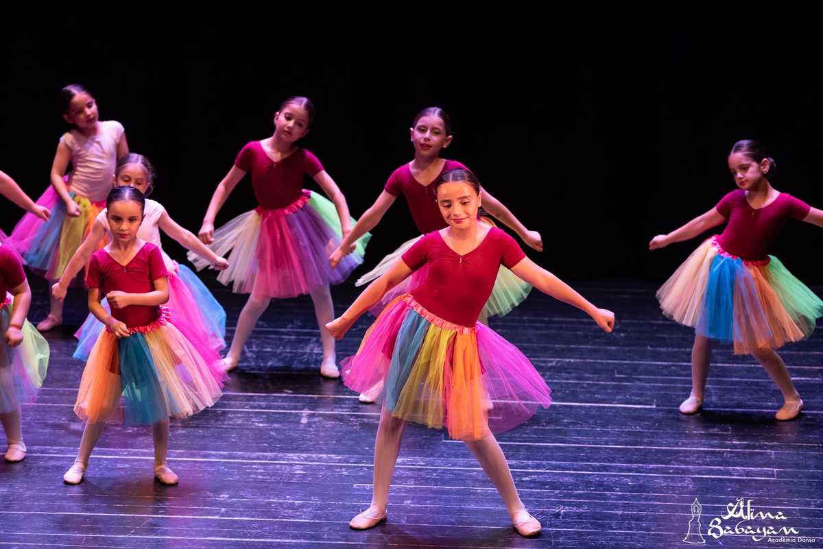Alumnas bailando en el espectáculo de fin de curso