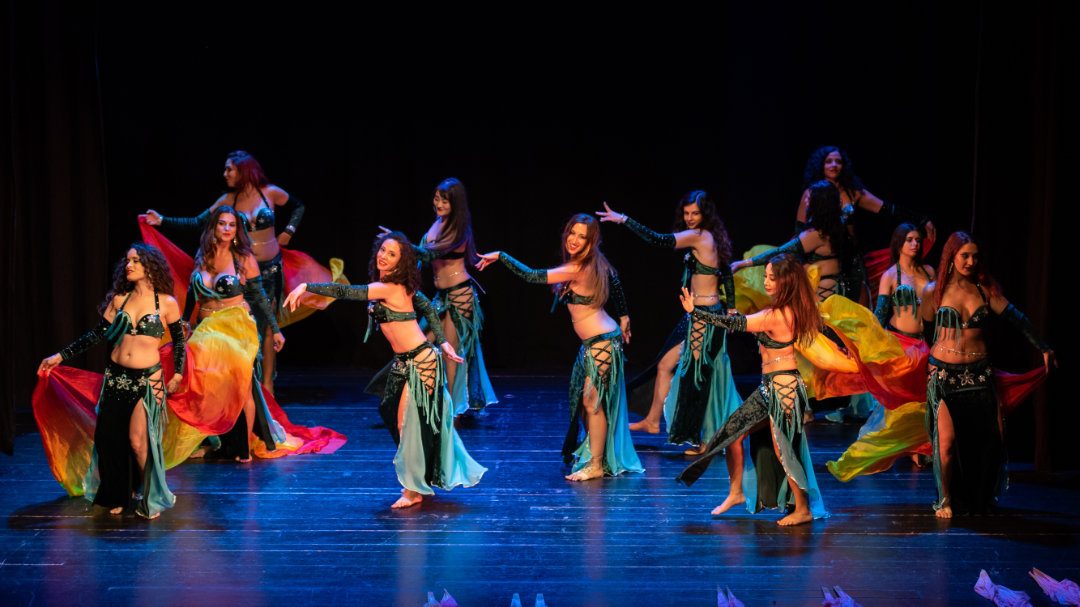 Compañía Aurea bailando danza del vientre con velo
