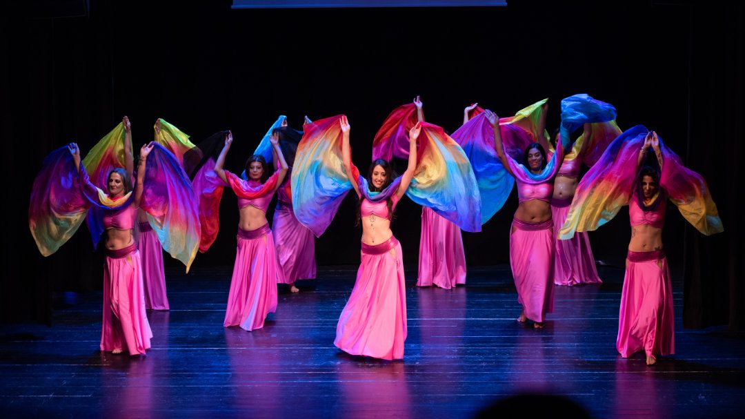 Alumnas bailando danza del vientre con velo