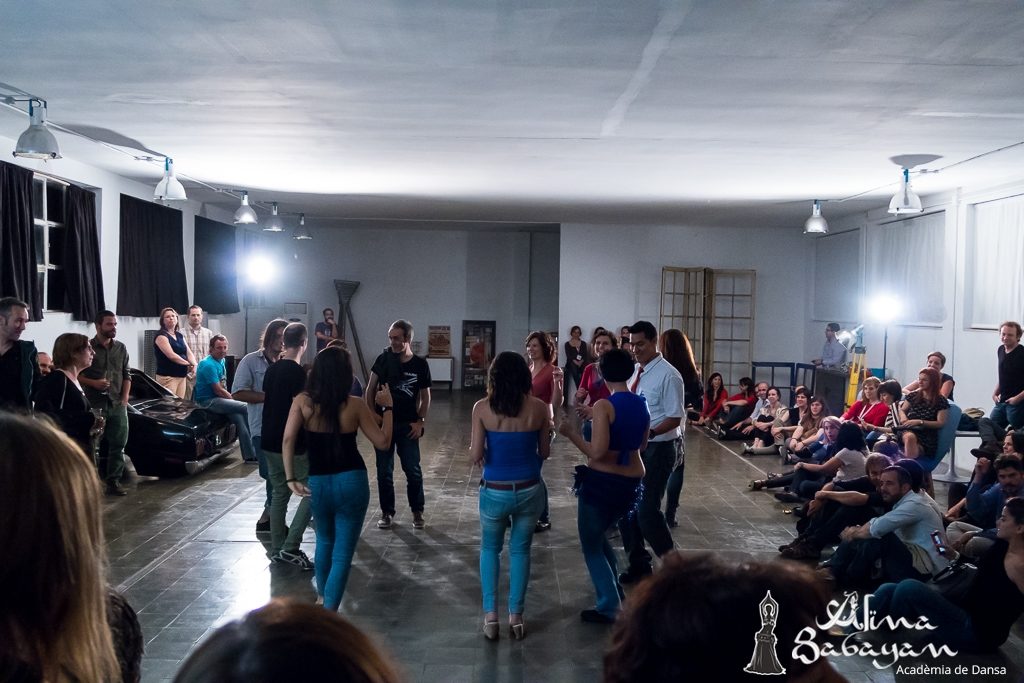 Alumnas y público bailando