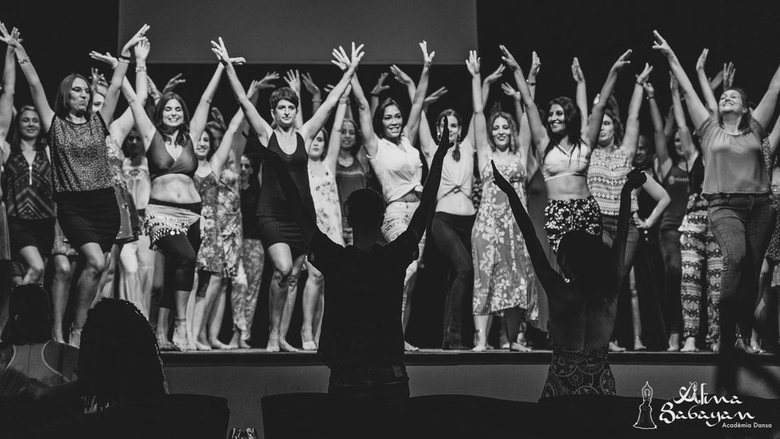 Alumnas ensayando en el fin de curso
