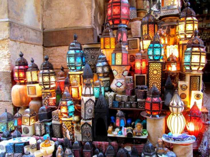 Lámparas en bazar árabe